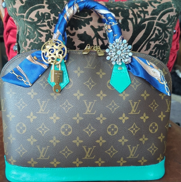 LOUIS VUITTON ALMA MONOGRAM Custom Painted Bag. - Picture 10 of 12